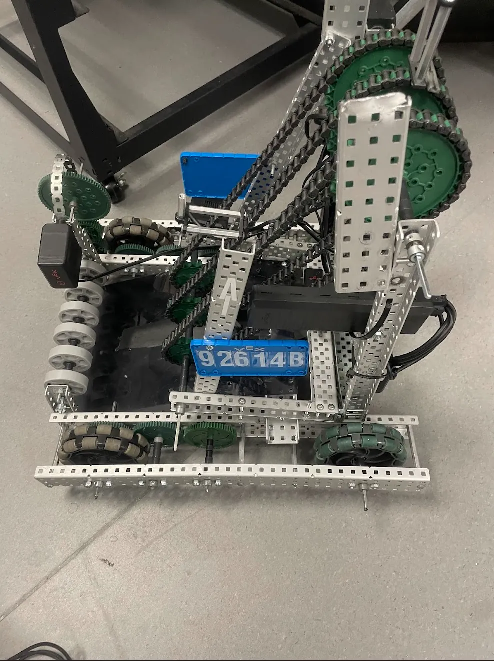 VEX IQ competition robot with chain driven lift and mecanum wheels